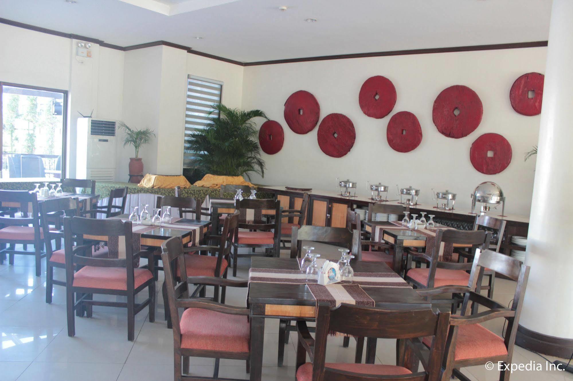 Ilocos Norte Hotel & Convention Center Laoag Exterior foto